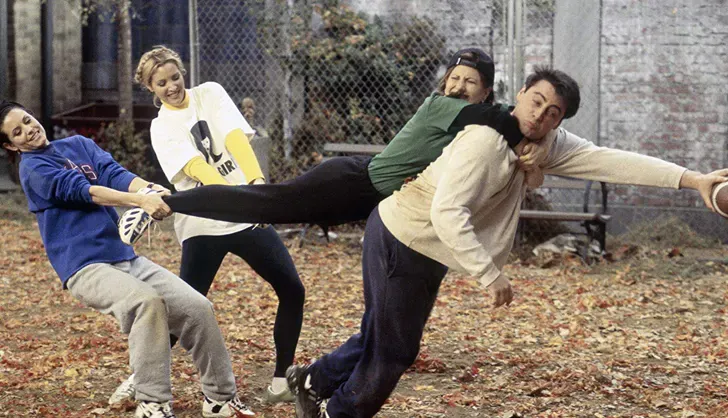Los personajes de la serie Friends juegan un partido de fútbol americano