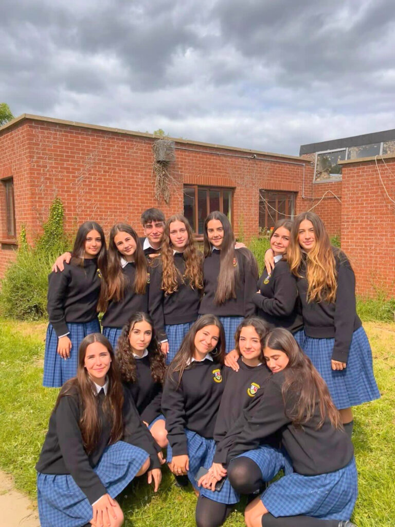Grupo de estudiantes en uniforme irlandés. ¡Aprende expresiones irlandesas para el Día de San Patricio!