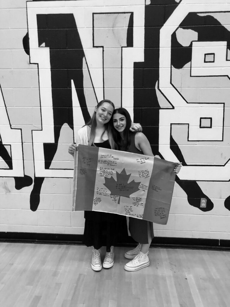 Alumnas posando con la bandera de Canadá antes del regreso a España.