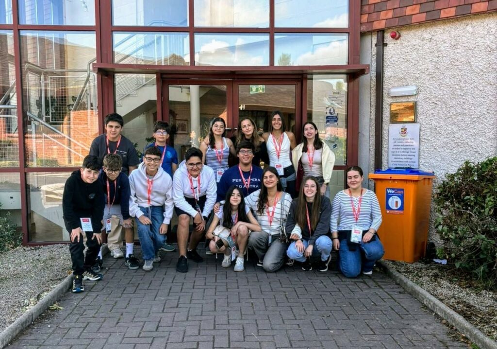 el grupo fuera del colegio en el campus del curso del verano en kilkenny, irlanda