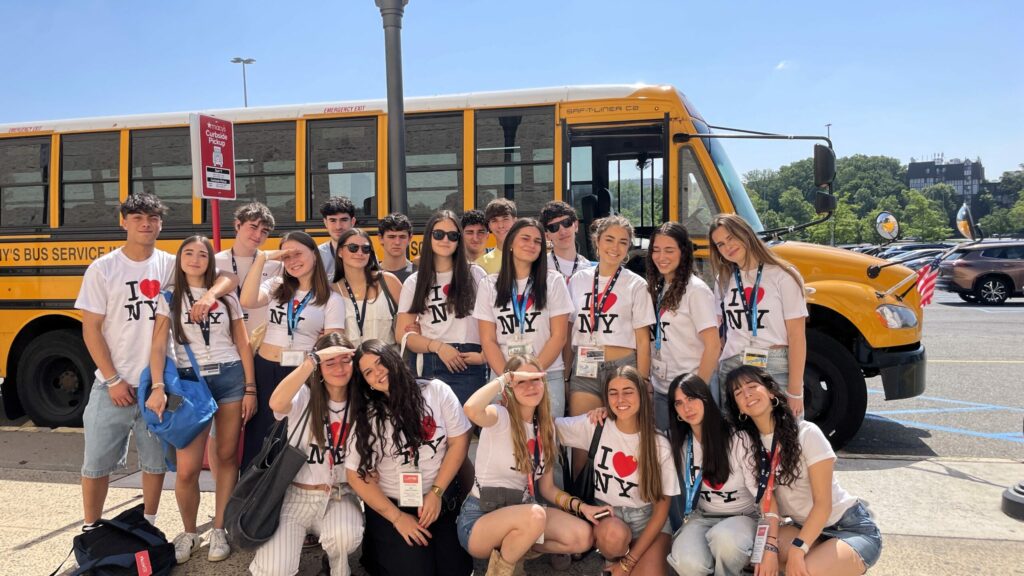 nuestros alumnos de verano en nuea york esperan para coger el bus amarillo