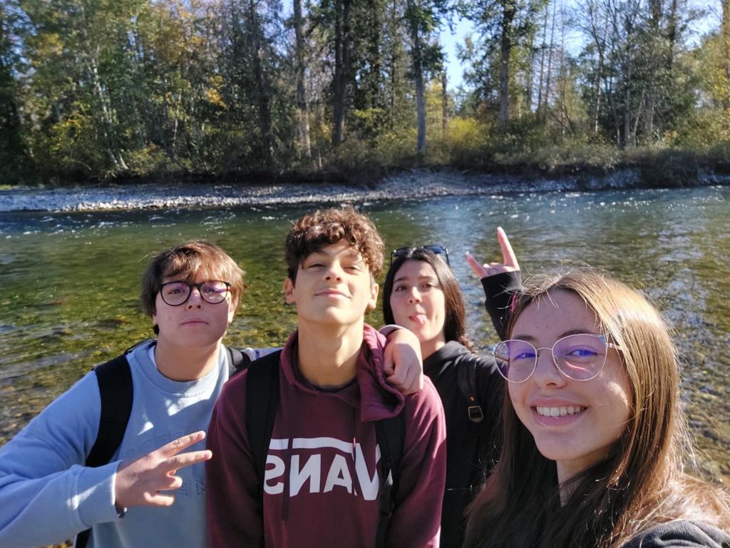 Unas estudiantes posan con la bandera de Canadá como parte de las despedidas antes del regreso a España.