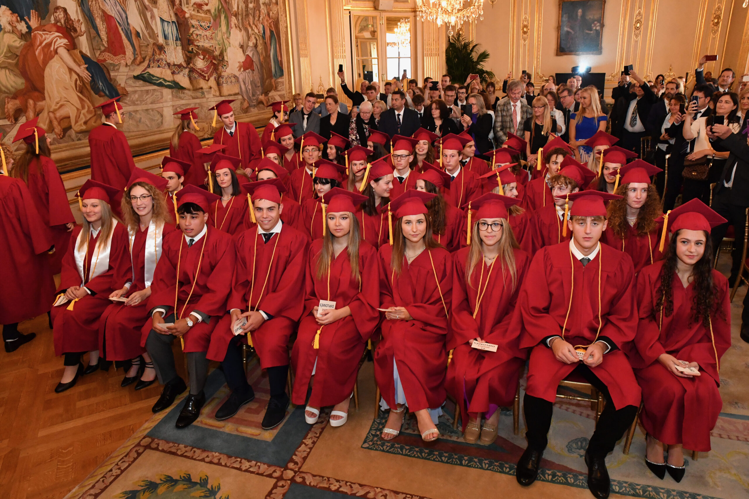 El alumno y sus compañeros en la ceremonia de graduación para el programa de Diploma Dual.