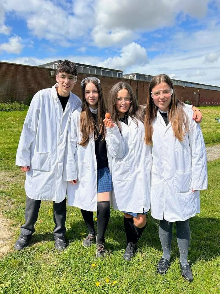Marta con sus compañeros de clase salieron afuera para un experimento de física