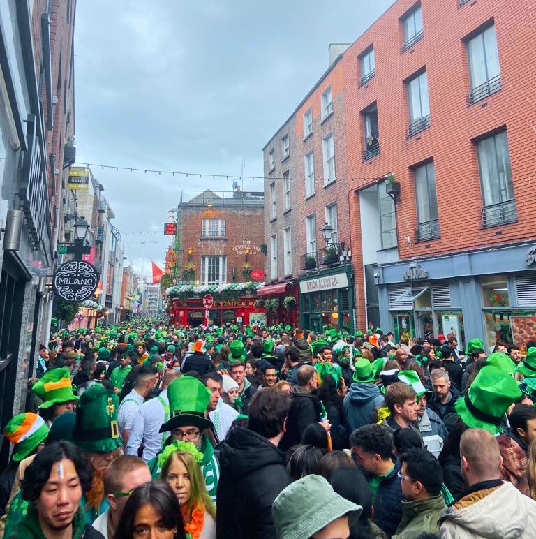 Las calles de Dublín en el Día de San Patricio. ¡Aprende expresiones irlandesas para el Día de San Patricio!