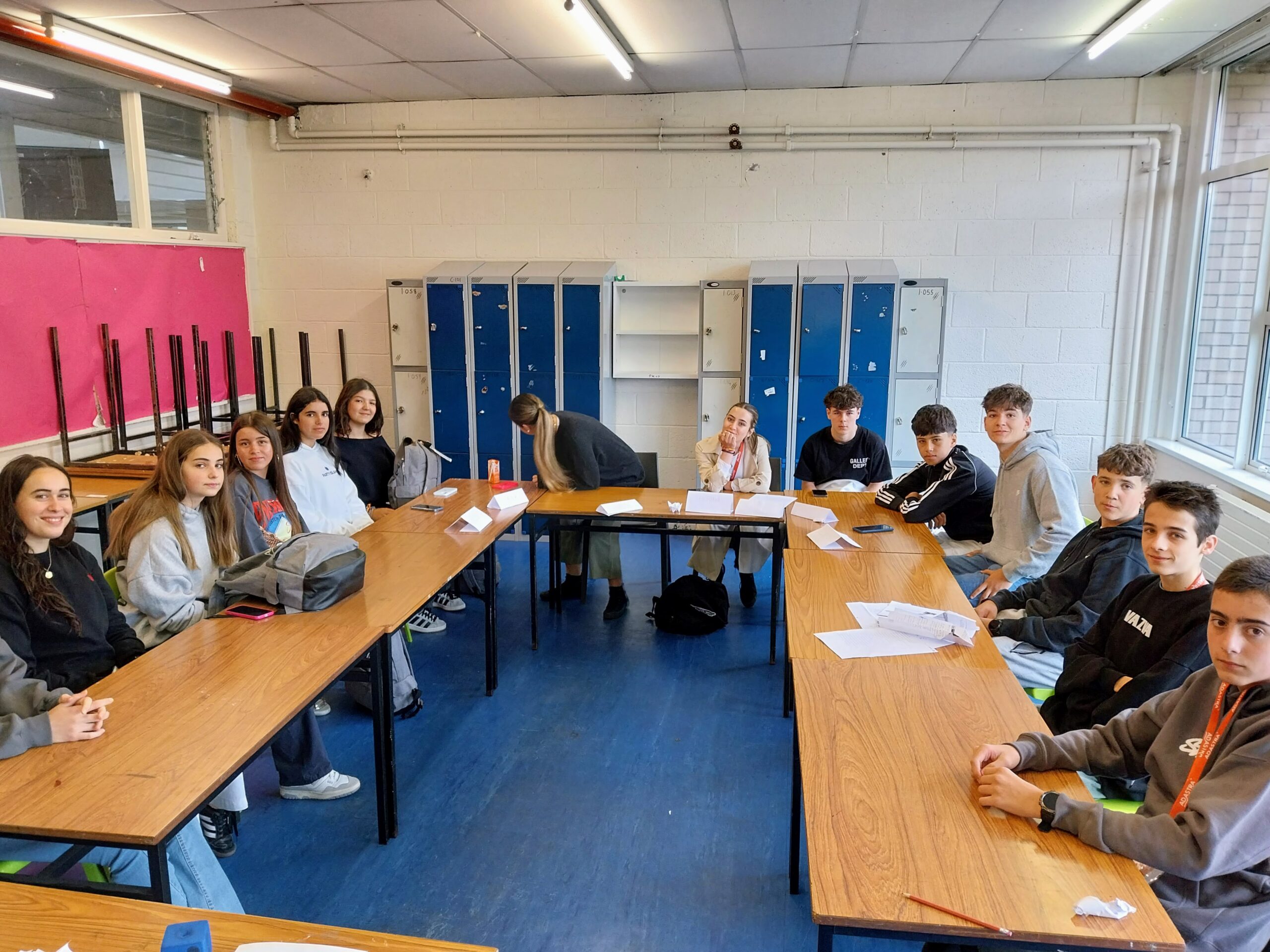 Nuestros alumnos de verano en Bray en el aula de inglés.
